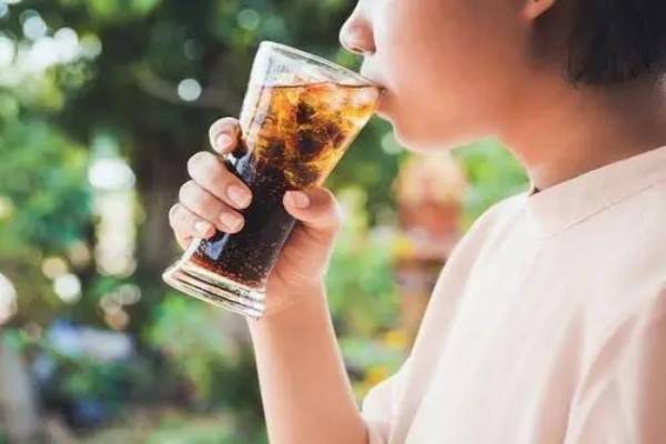 无糖饮料未必无害女性常喝可能中风